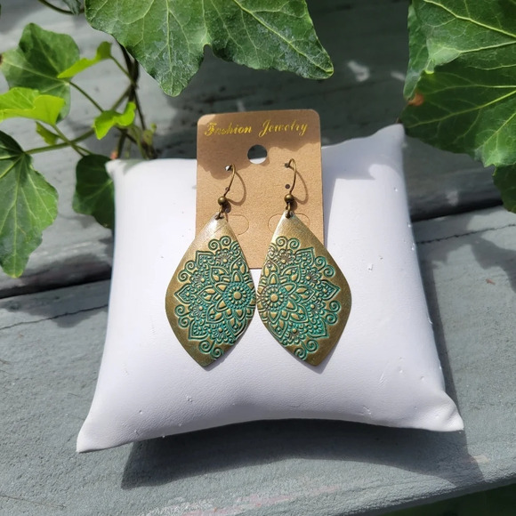NEW | Antiqued Bronze Carved Flower‎ Earrings - Picture 1 of 8